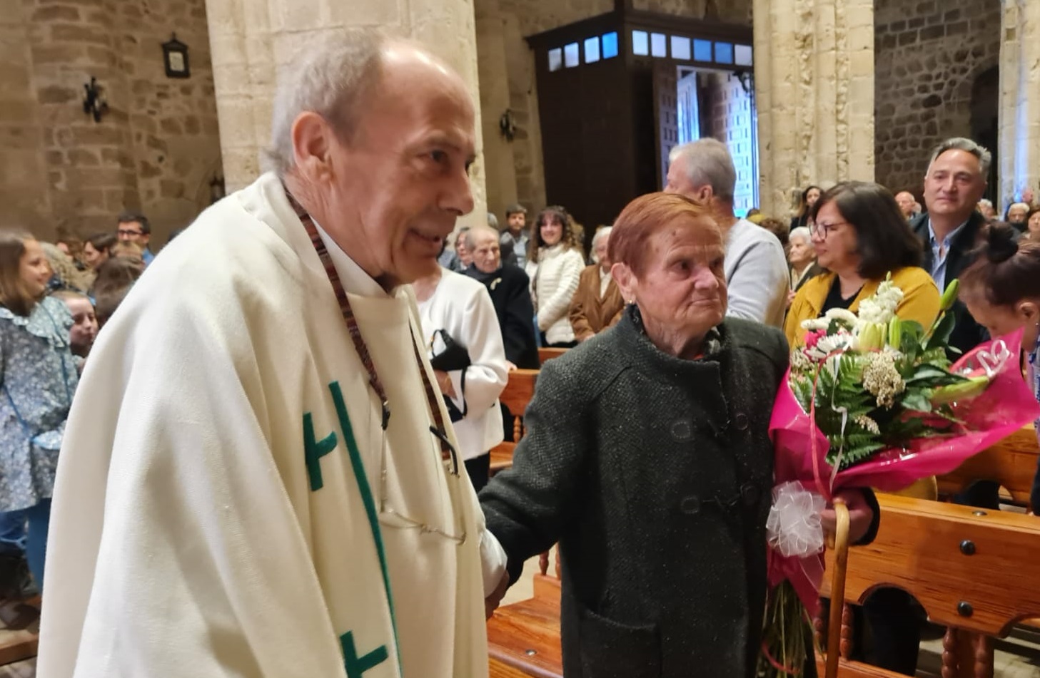 El párroco Félix Herranz recibe el homenaje de sus feligreses en Cifuentes