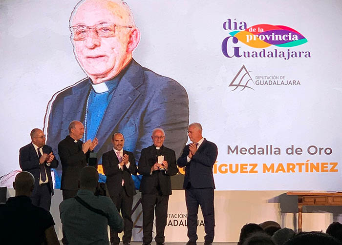 El obispo Atilano Rodríguez recibe la Medalla de Oro de la Provincia de Guadalajara