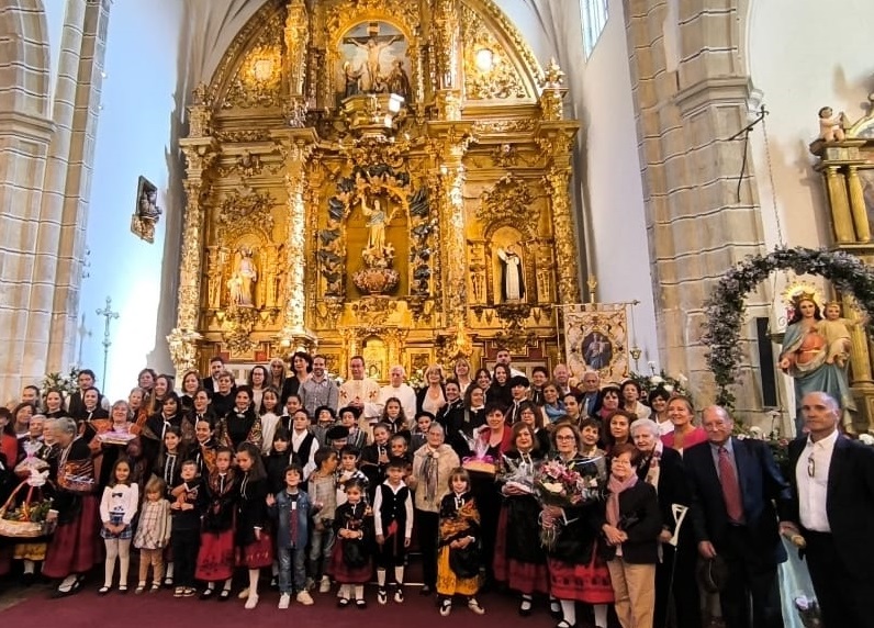 Gozosa fiesta de la Virgen del Rosario en Romancos