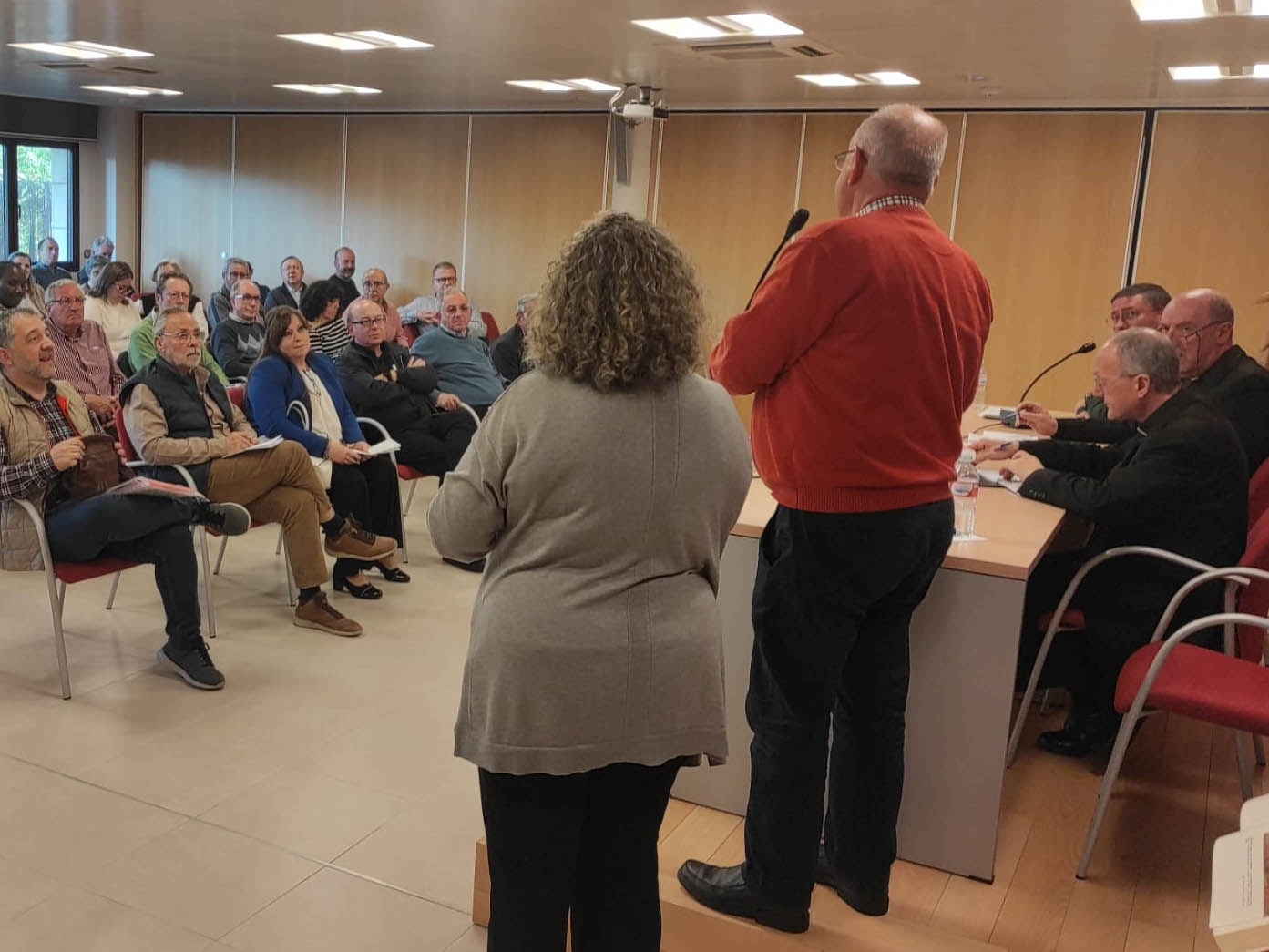 La Comisión para el Sostenimiento informa a los consejos parroquiales de economía 